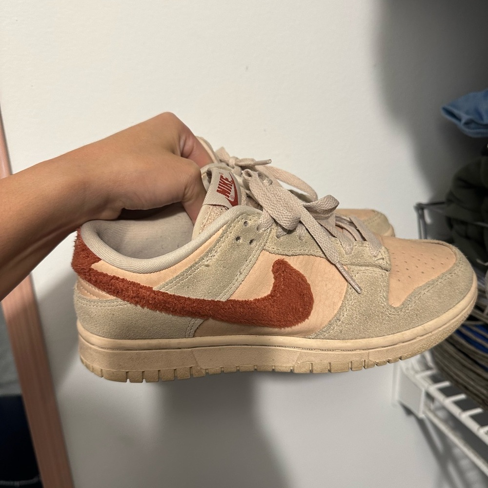 Woman Nike dunks